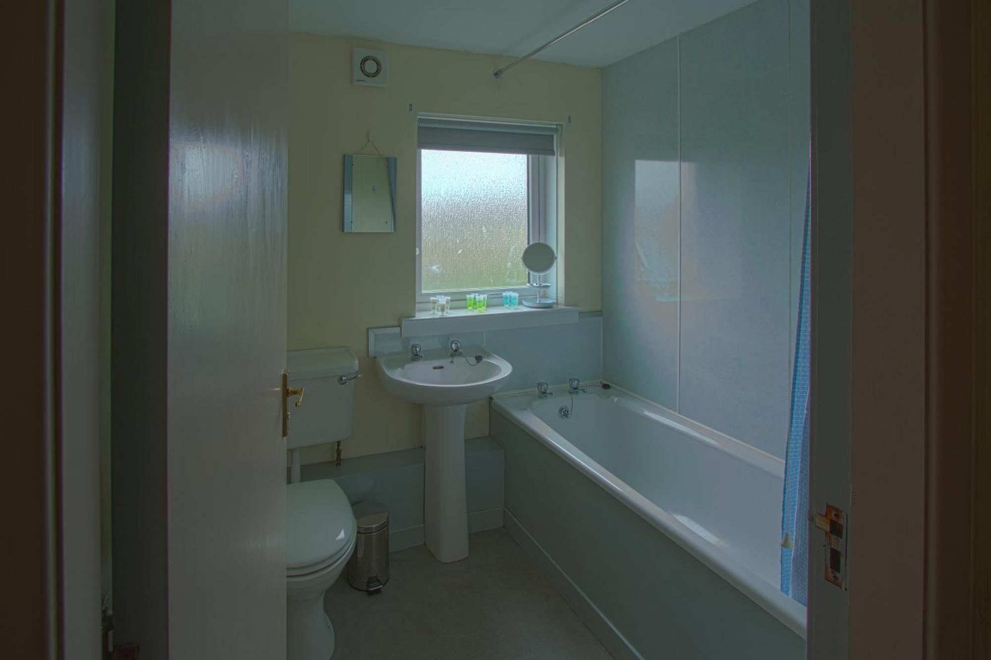 Harbour Inn Appartments Garlieston Bagian luar foto